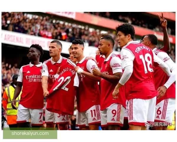 曼联在英超赛季表现稳健，持续保持竞争力引发关注