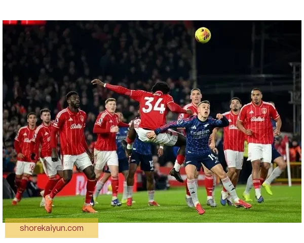 足球记者报道：英超争冠形势胶着，曼城利物浦状态持续提升